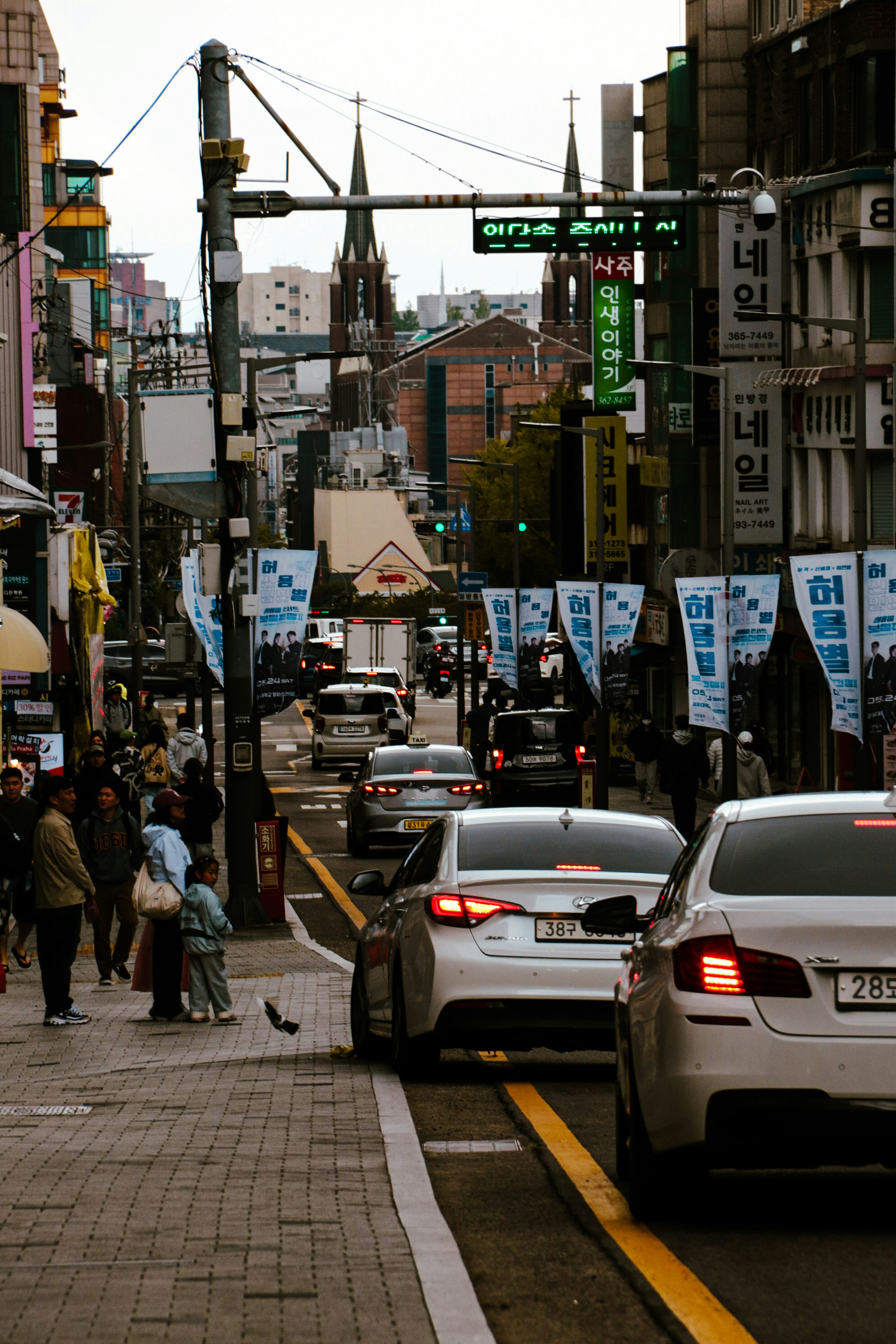 Busy street scene in Seoul with Hangul shop signs and pedestrians — Hongdae neighbourhood, Seoul